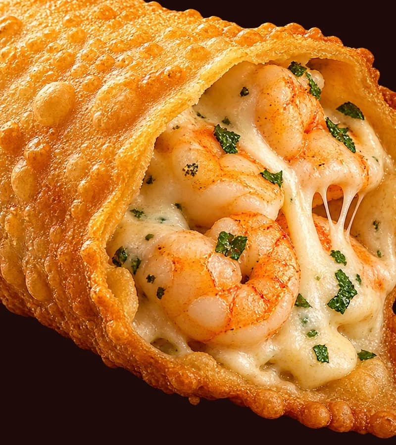 Detalhe macro de um pastel frito: bolhas douradas na massa e recheio cremoso aparecendo pela abertura